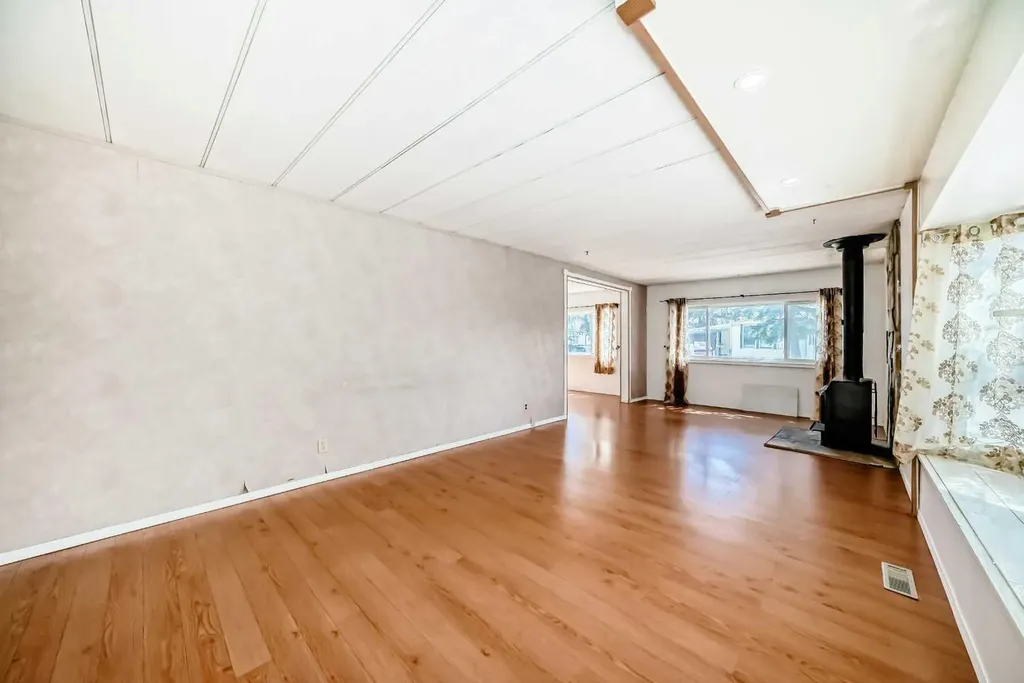 3223 83 Street NW Calgary AB T3B 5N4