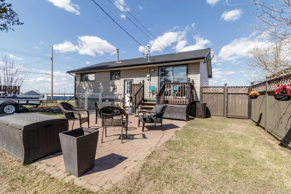 4923 51 Avenue Holden AB T0B 0H8