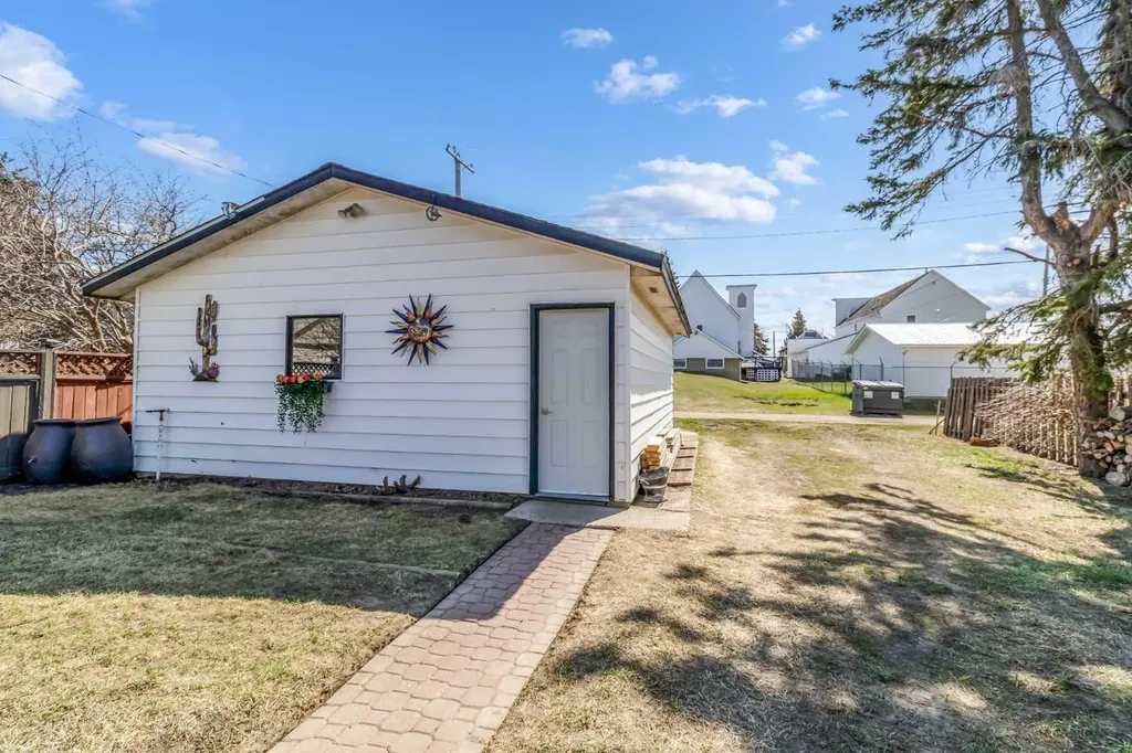 4923 51 Avenue Holden AB T0B 0H8