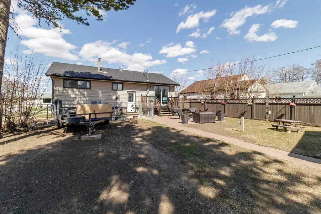 4923 51 Avenue Holden AB T0B 0H8