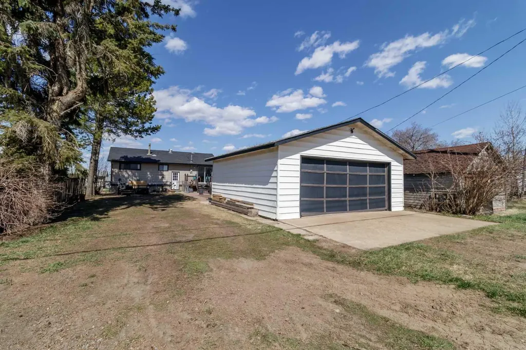 4923 51 Avenue Holden AB T0B 0H8