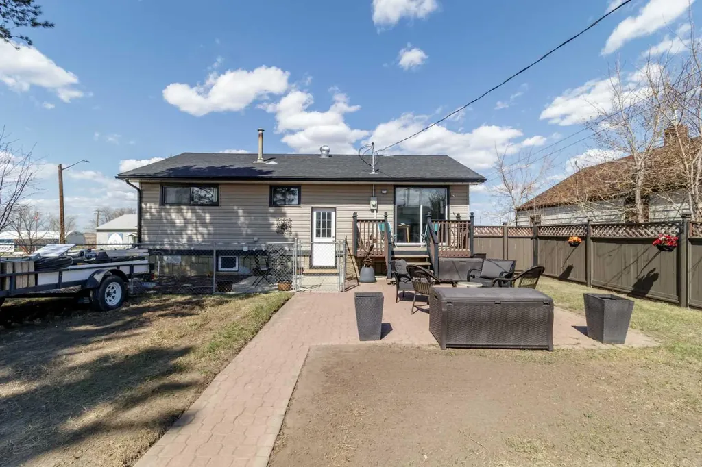 4923 51 Avenue Holden AB T0B 0H8