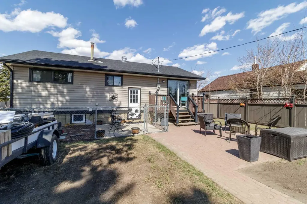 4923 51 Avenue Holden AB T0B 0H8