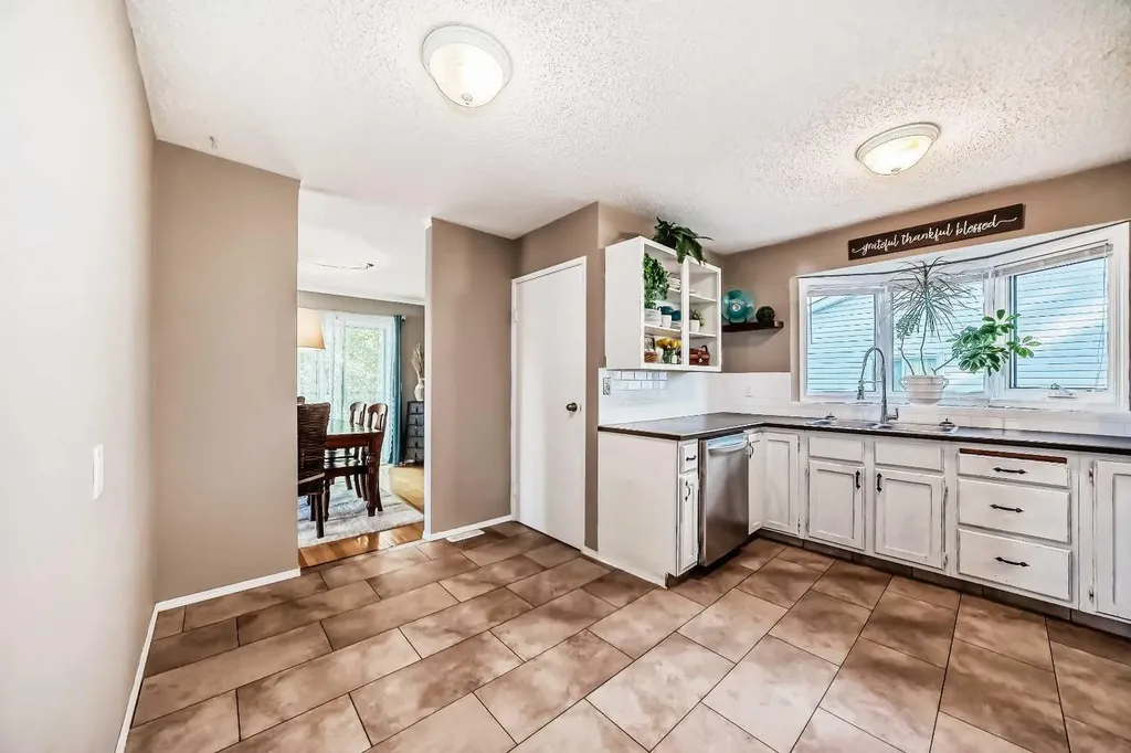 85 Rideau Close SW Airdrie AB T4B 1A7