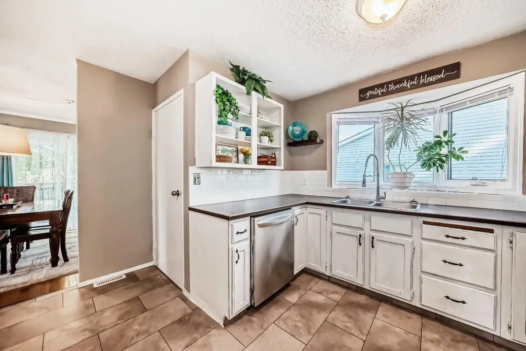 85 Rideau Close SW Airdrie AB T4B 1A7