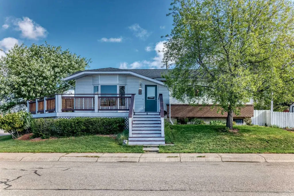 85 Rideau Close SW Airdrie AB T4B 1A7