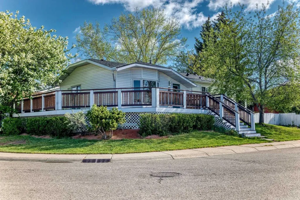 85 Rideau Close SW Airdrie AB T4B 1A7