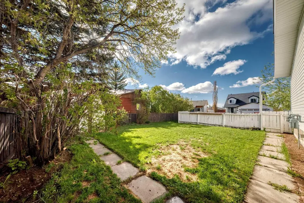 85 Rideau Close SW Airdrie AB T4B 1A7