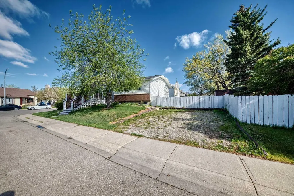 85 Rideau Close SW Airdrie AB T4B 1A7