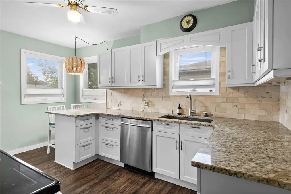 527 29 Street NW Calgary AB T2N 2T4