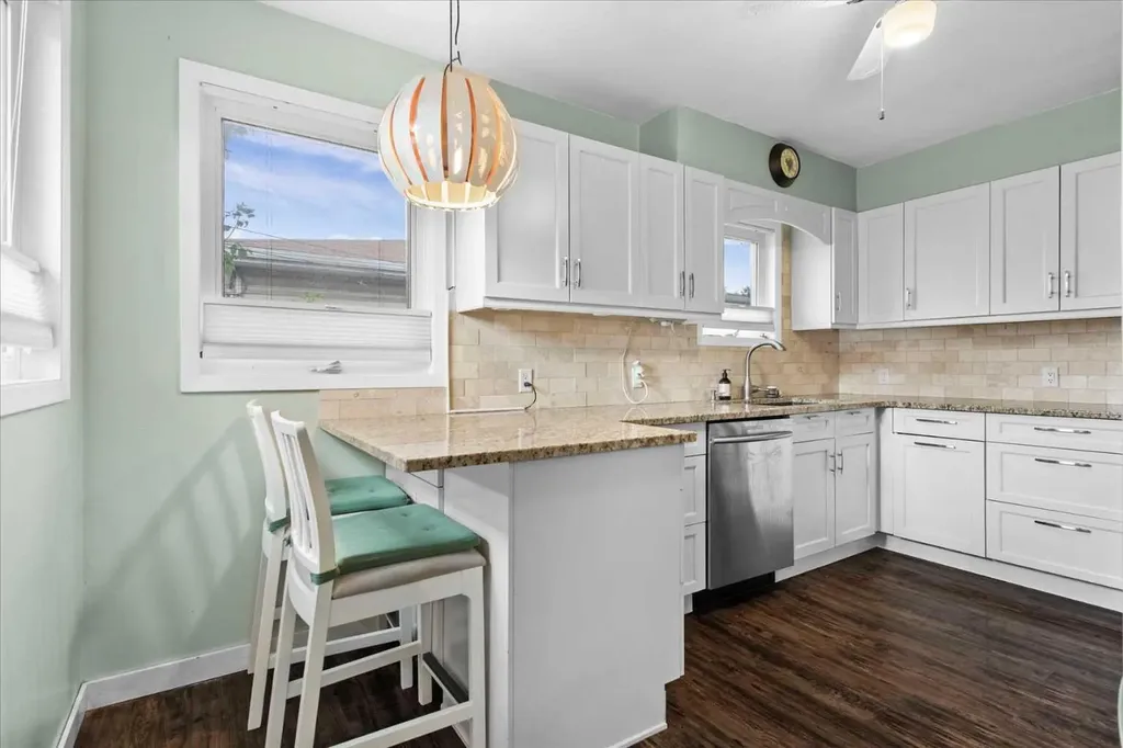 527 29 Street NW Calgary AB T2N 2T4