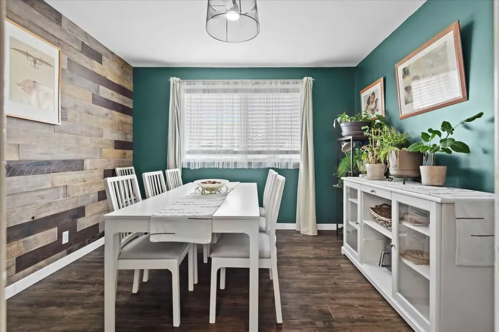 527 29 Street NW Calgary AB T2N 2T4