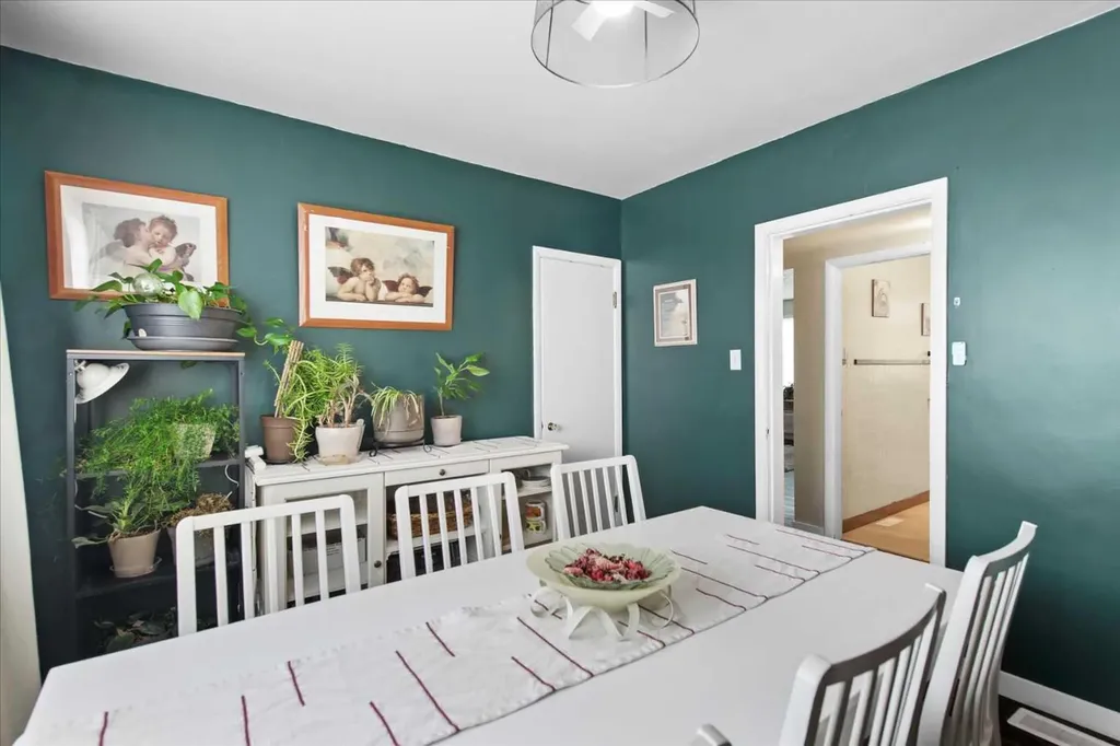 527 29 Street NW Calgary AB T2N 2T4
