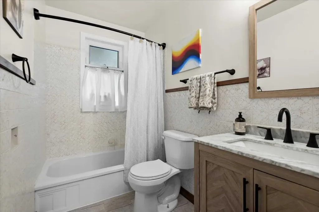 527 29 Street NW Calgary AB T2N 2T4