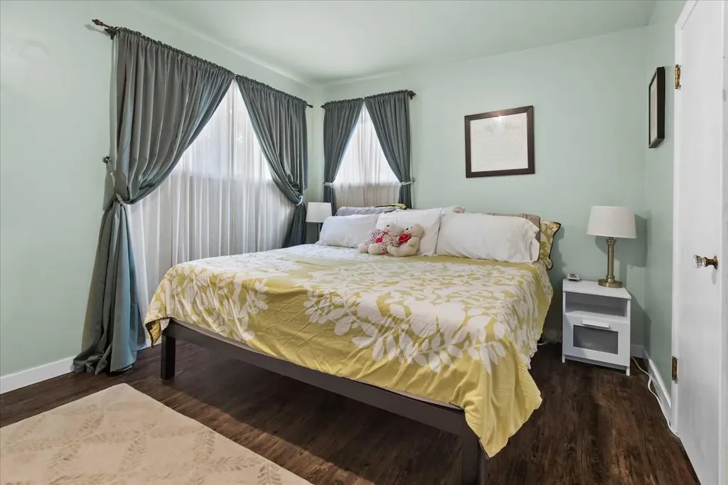 527 29 Street NW Calgary AB T2N 2T4