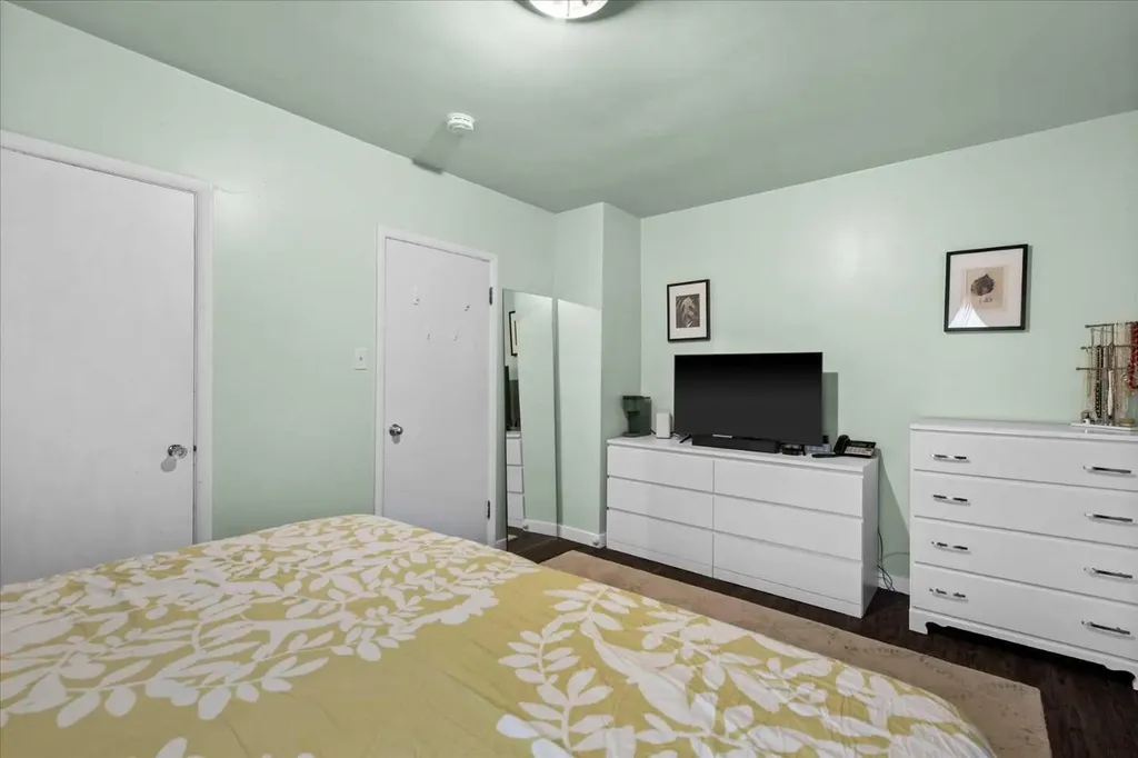 527 29 Street NW Calgary AB T2N 2T4