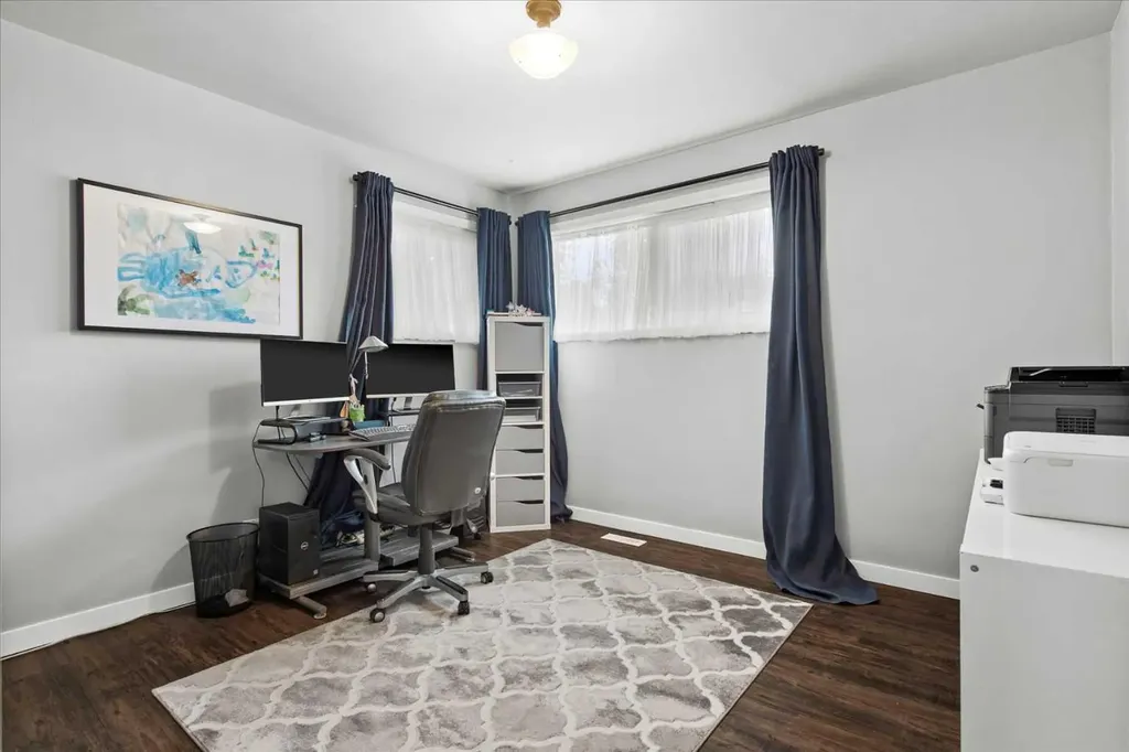 527 29 Street NW Calgary AB T2N 2T4