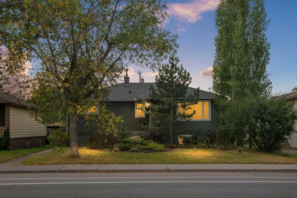 527 29 Street NW Calgary AB T2N 2T4