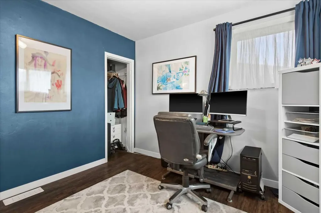 527 29 Street NW Calgary AB T2N 2T4