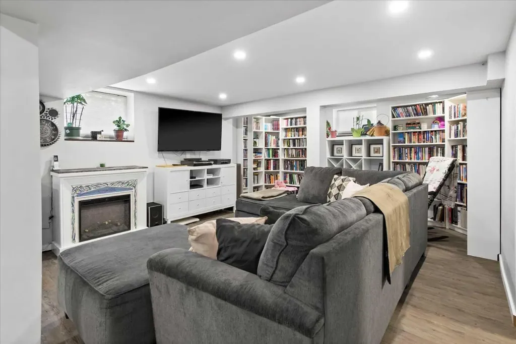 527 29 Street NW Calgary AB T2N 2T4