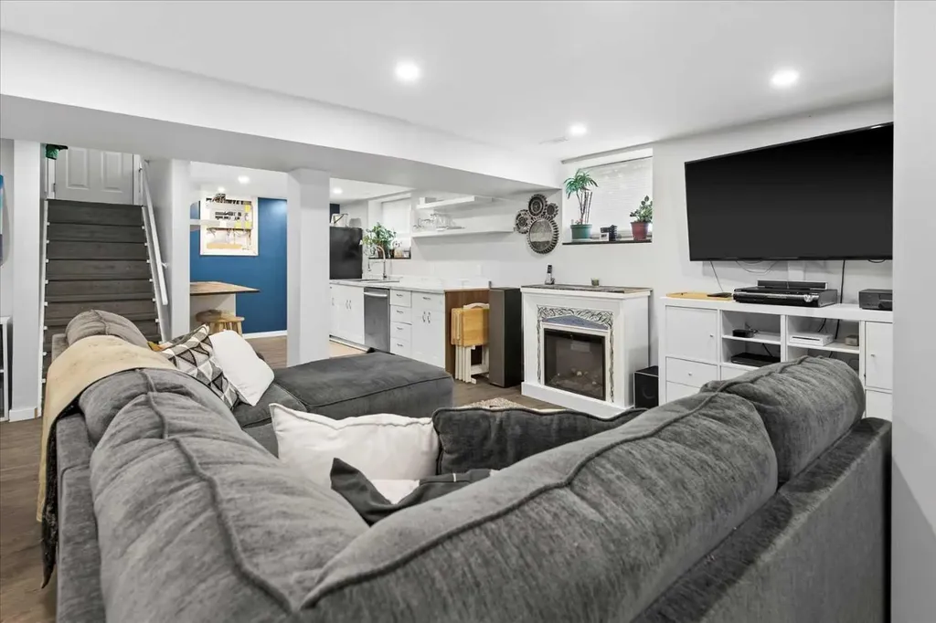 527 29 Street NW Calgary AB T2N 2T4