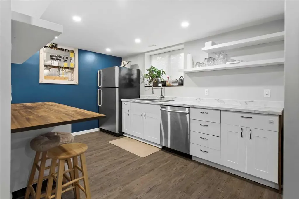 527 29 Street NW Calgary AB T2N 2T4