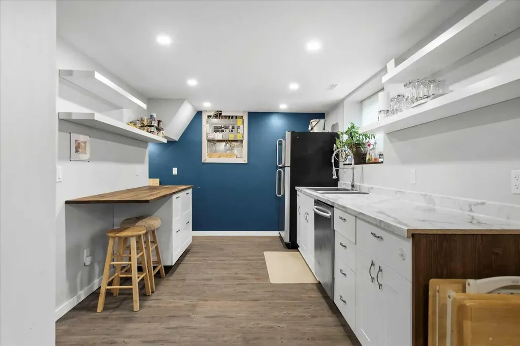 527 29 Street NW Calgary AB T2N 2T4