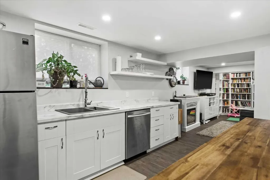 527 29 Street NW Calgary AB T2N 2T4
