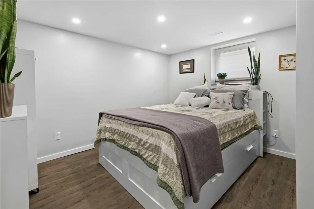 527 29 Street NW Calgary AB T2N 2T4