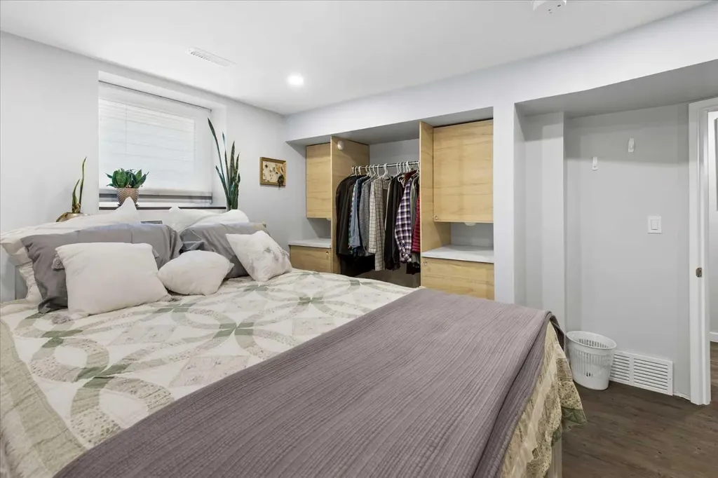 527 29 Street NW Calgary AB T2N 2T4