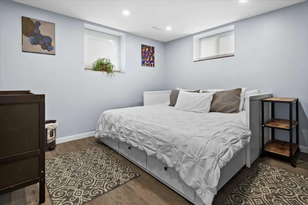 527 29 Street NW Calgary AB T2N 2T4