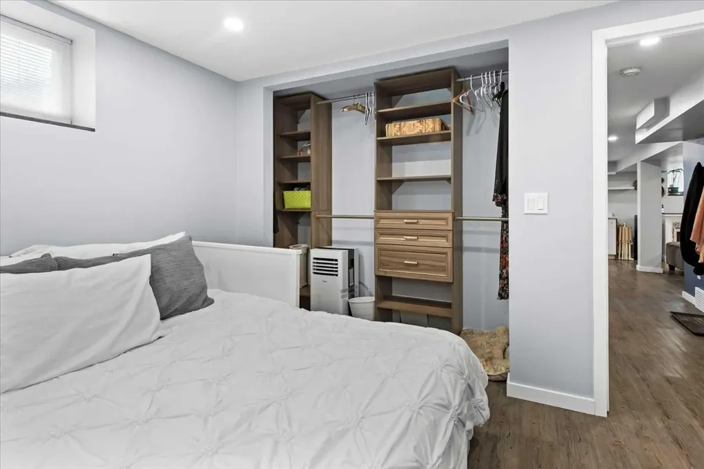 527 29 Street NW Calgary AB T2N 2T4