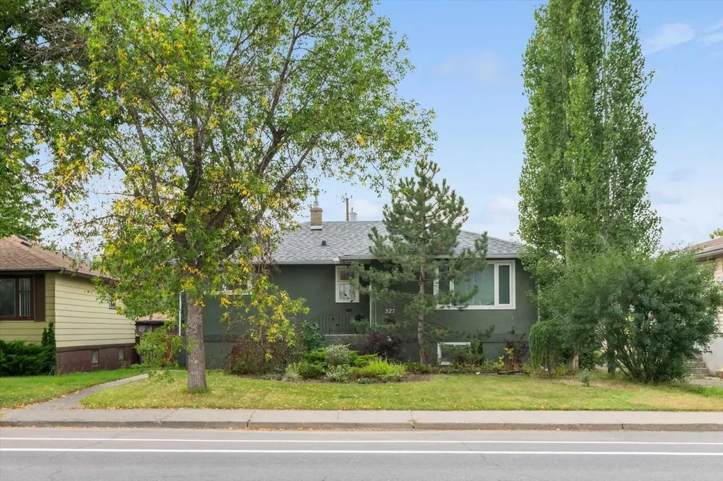 527 29 Street NW Calgary AB T2N 2T4