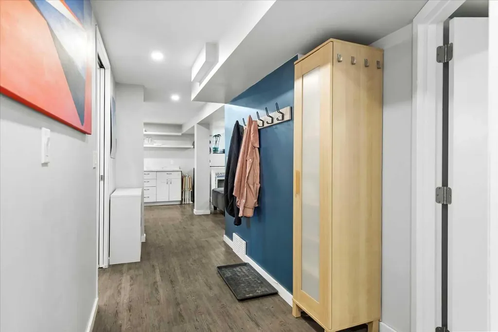 527 29 Street NW Calgary AB T2N 2T4