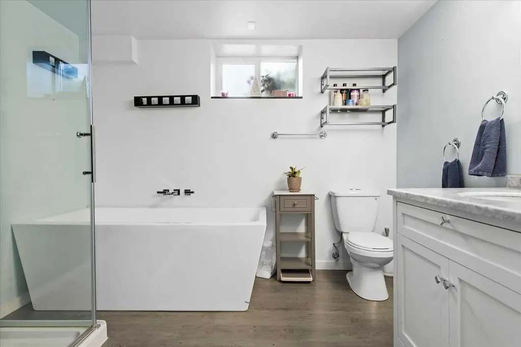 527 29 Street NW Calgary AB T2N 2T4