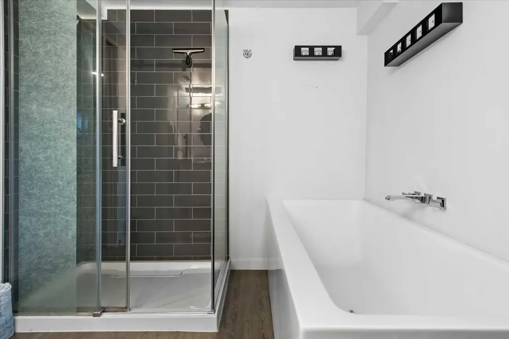 527 29 Street NW Calgary AB T2N 2T4
