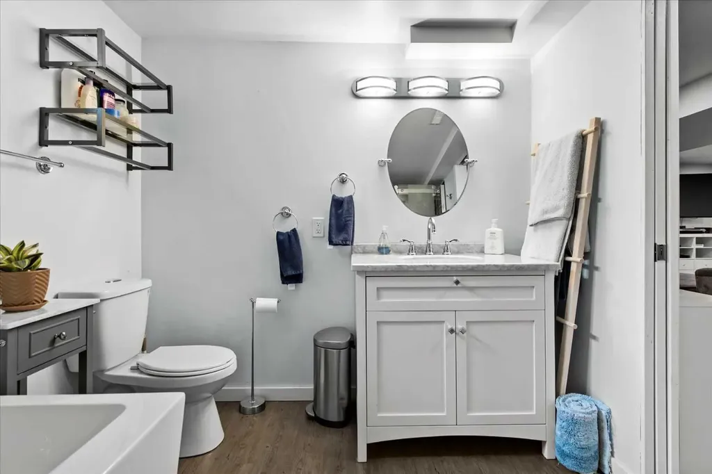 527 29 Street NW Calgary AB T2N 2T4