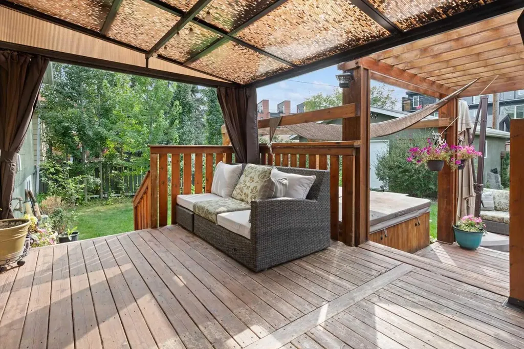 527 29 Street NW Calgary AB T2N 2T4