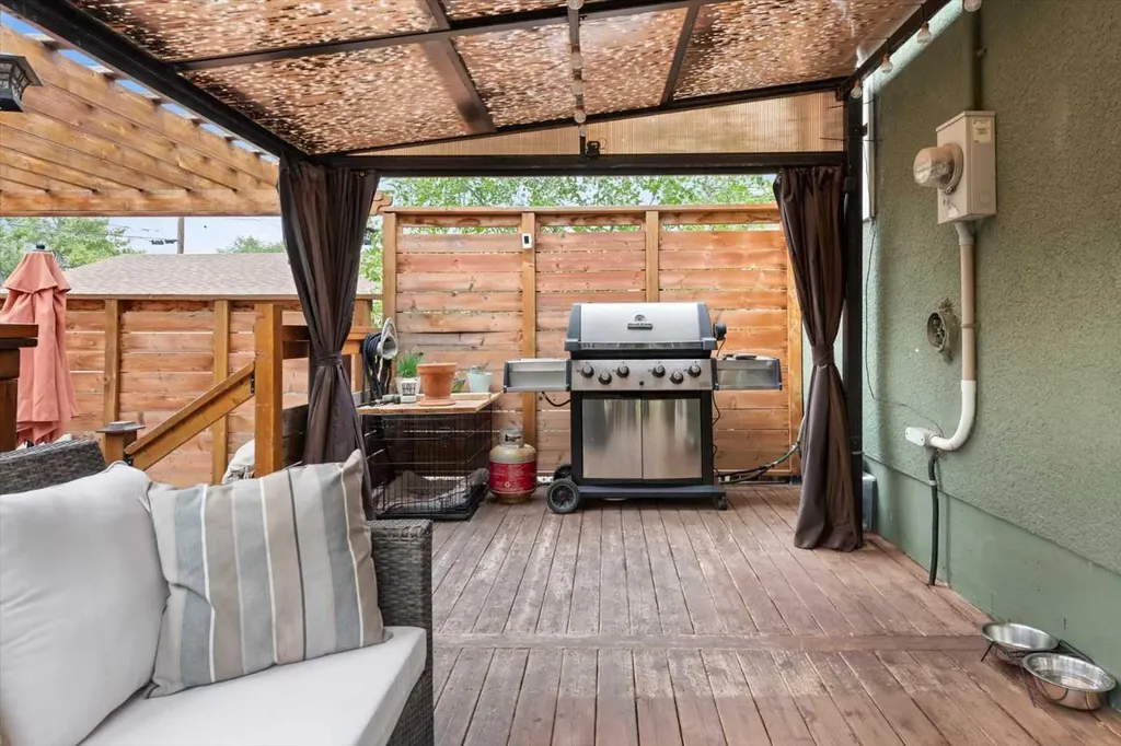 527 29 Street NW Calgary AB T2N 2T4