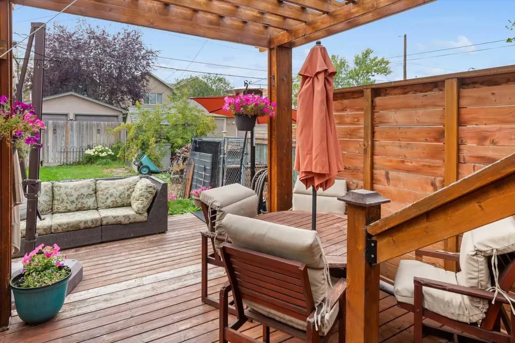 527 29 Street NW Calgary AB T2N 2T4
