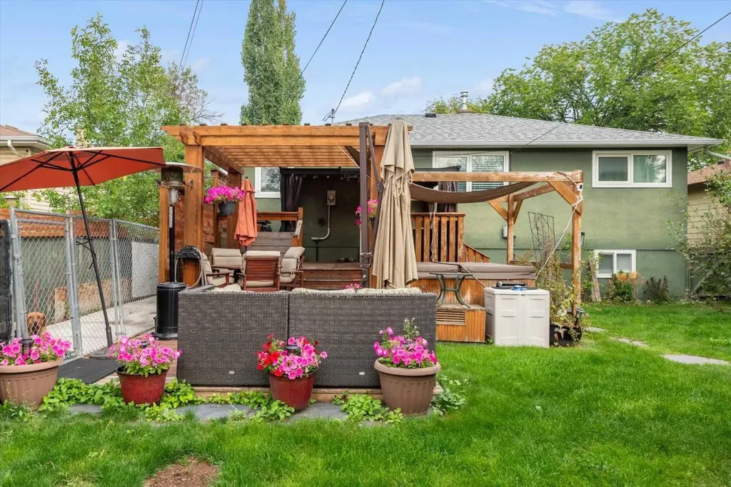 527 29 Street NW Calgary AB T2N 2T4