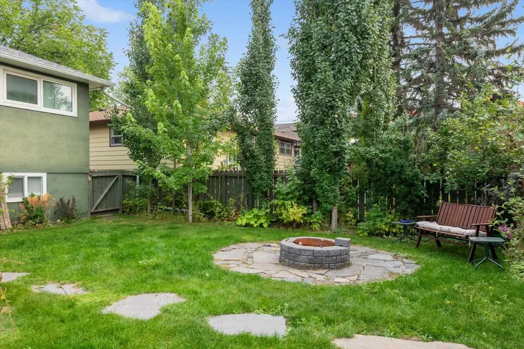 527 29 Street NW Calgary AB T2N 2T4