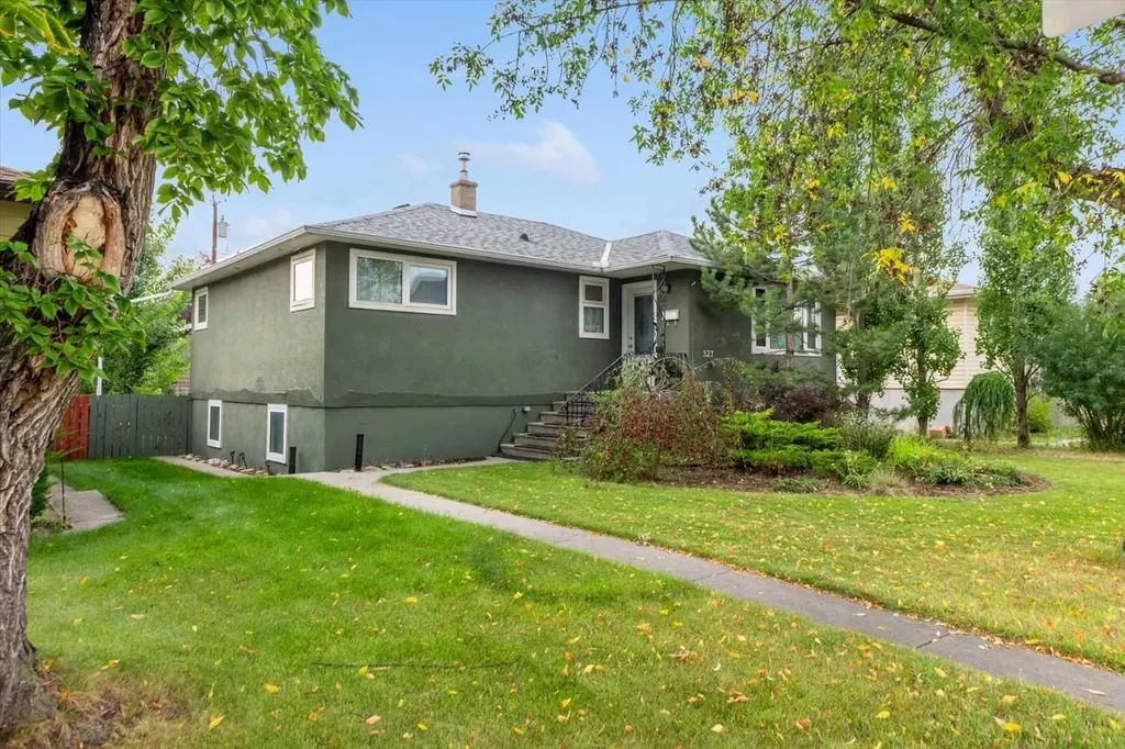 527 29 Street NW Calgary AB T2N 2T4