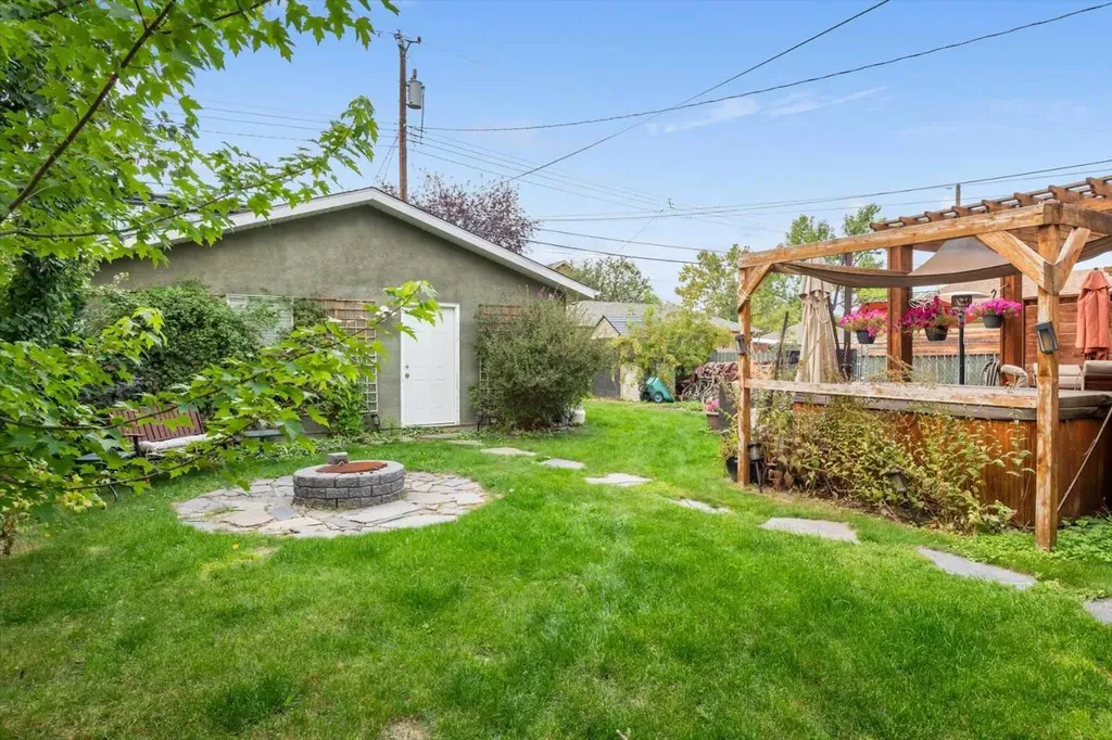527 29 Street NW Calgary AB T2N 2T4