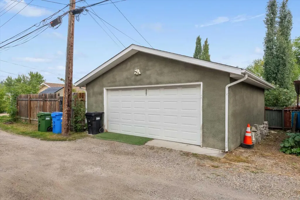 527 29 Street NW Calgary AB T2N 2T4