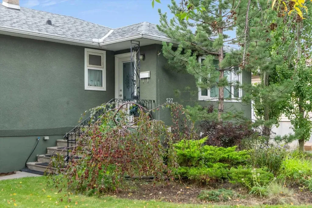 527 29 Street NW Calgary AB T2N 2T4