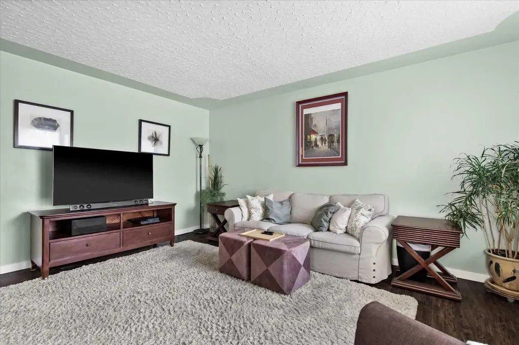 527 29 Street NW Calgary AB T2N 2T4