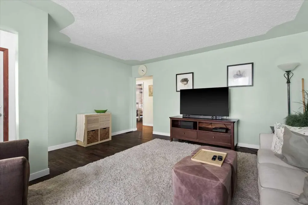 527 29 Street NW Calgary AB T2N 2T4