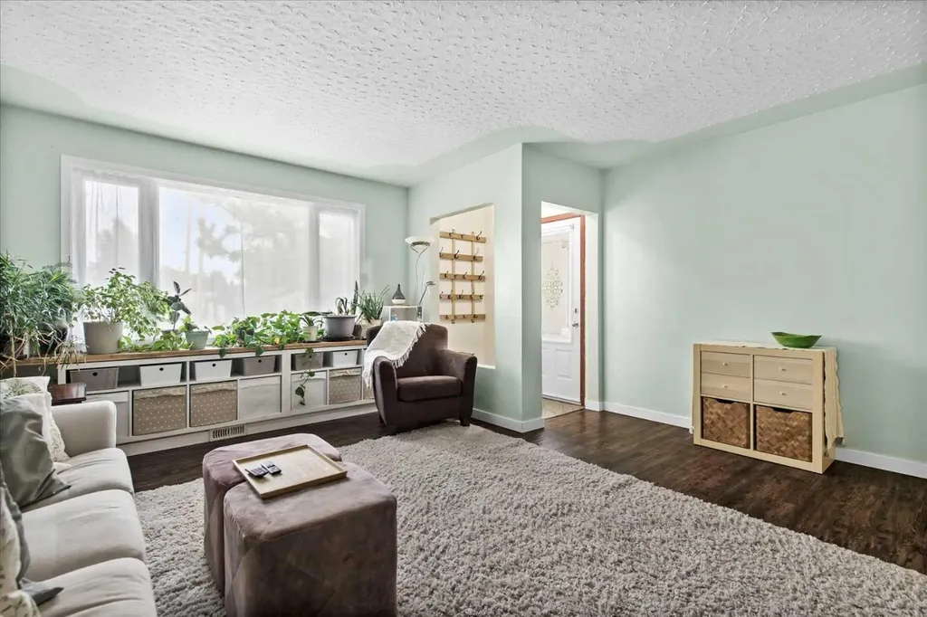 527 29 Street NW Calgary AB T2N 2T4