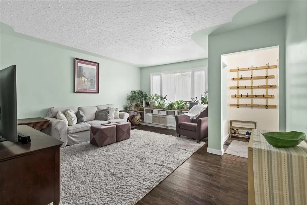 527 29 Street NW Calgary AB T2N 2T4